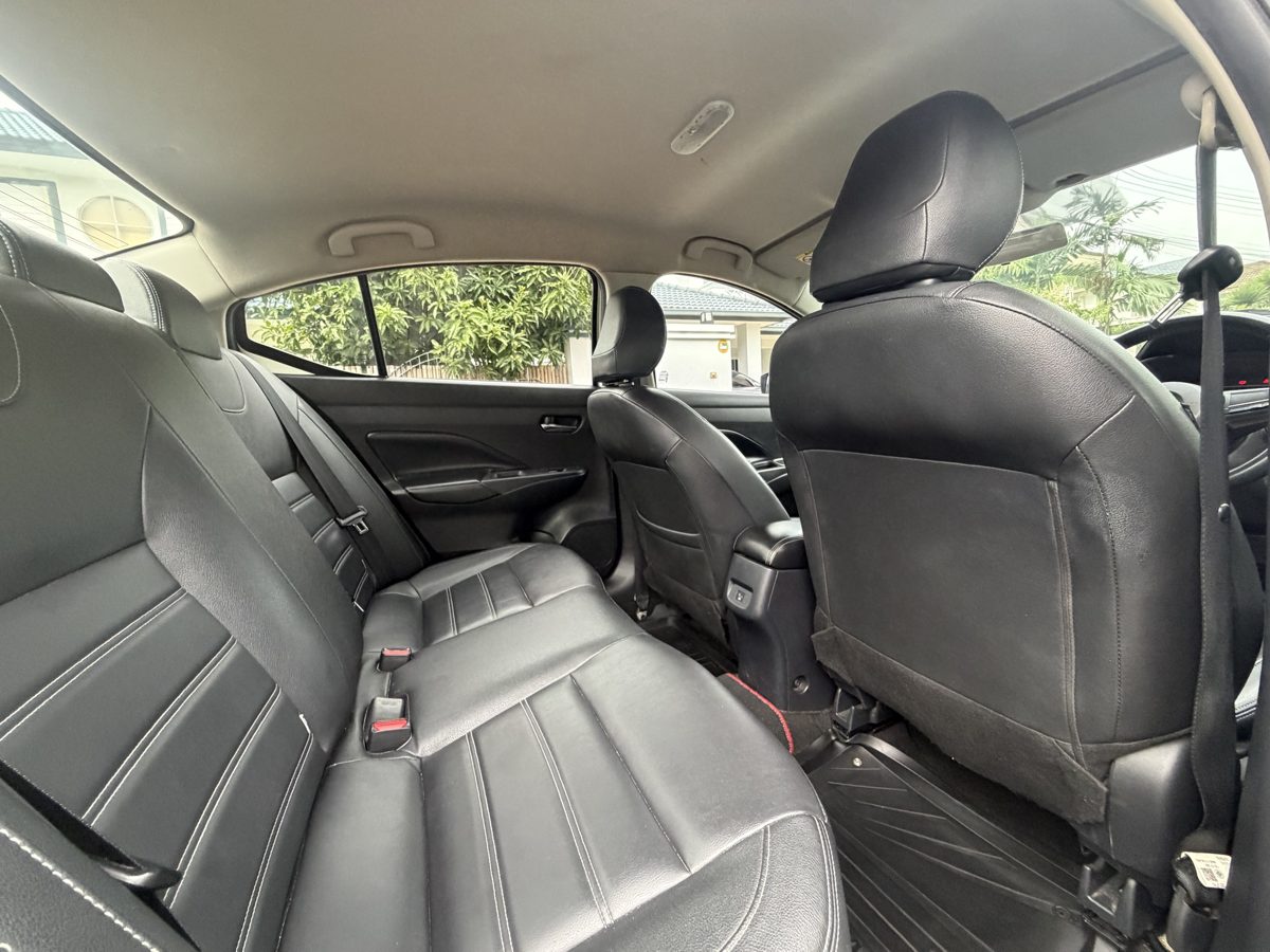 Nissan Almera, чёрные кожаные задние сидения