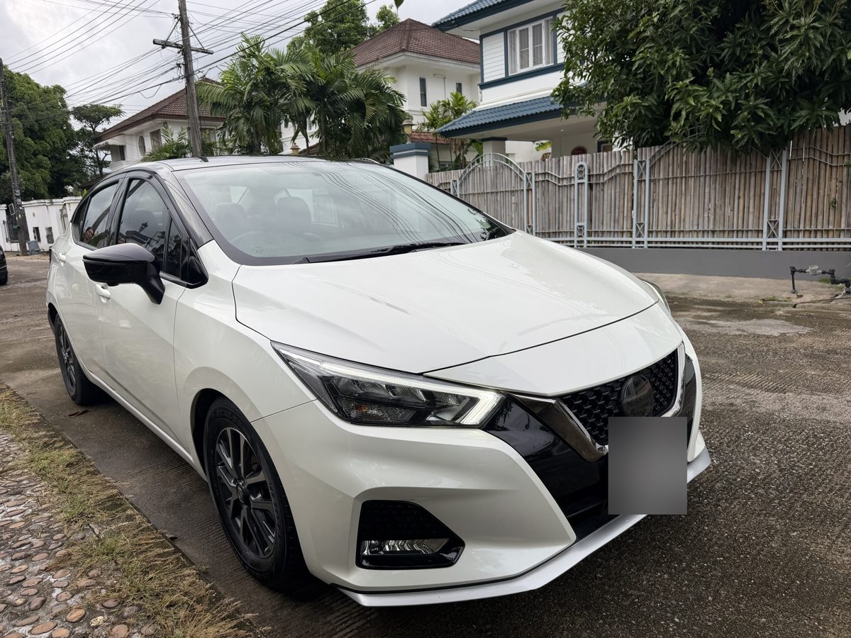 Nissan Almera, вид спереди-сбоку, правая сторона