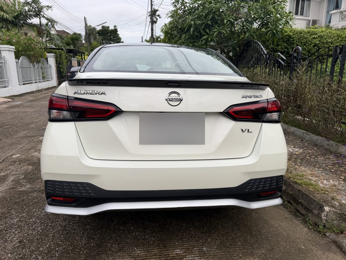 Nissan Almera, вид сзади, шильдик Sportech VL