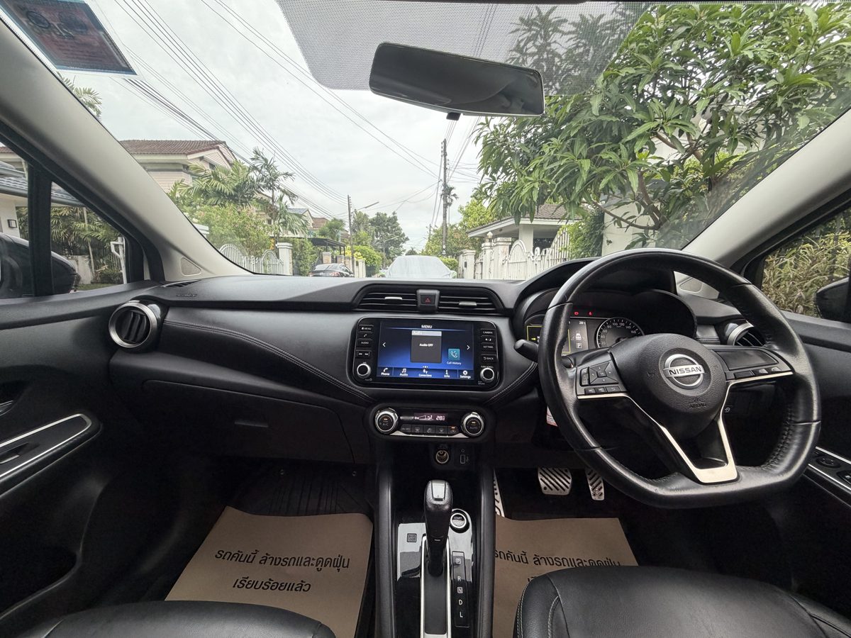 Nissan Almera, панель приборов, сенсорный экран и кнопка запуска