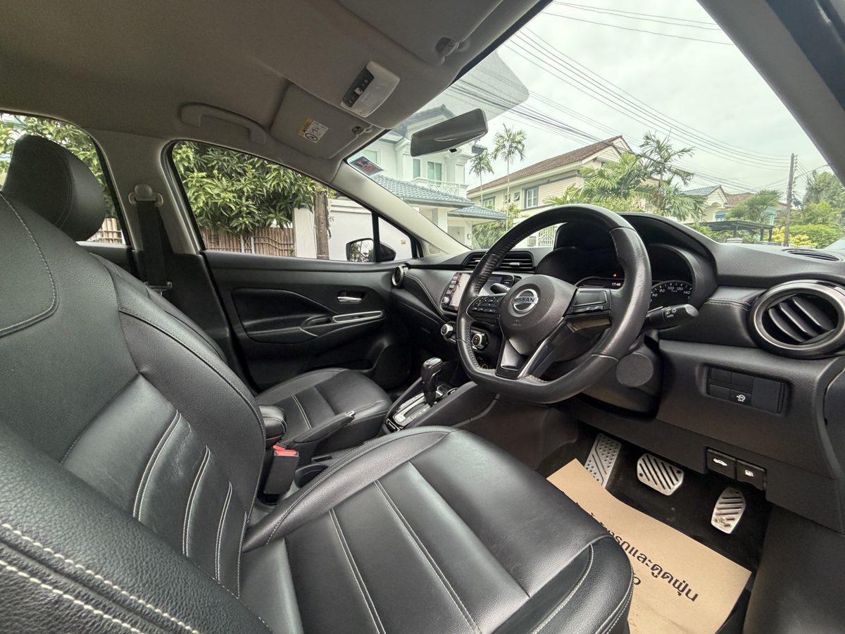 Nissan Almera, чёрные кожаные передние сидения
