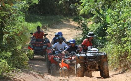 Колонна ATV на тропе джунглей
