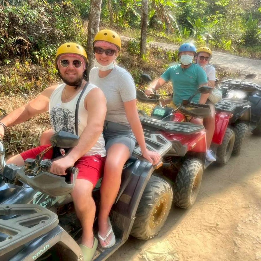 Райдеры на ATV вдвоём на трассе в джунглях