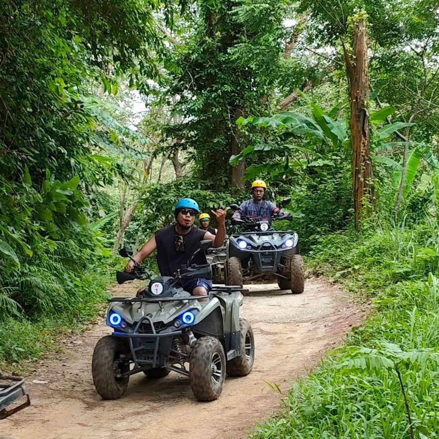 Райдер на ATV со светодиодной подсветкой на трассе