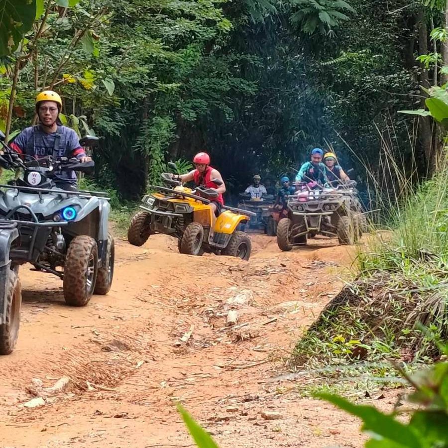 Группа райдеров на ATV на трассе