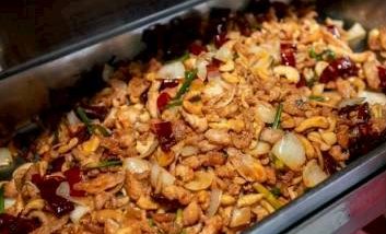 Stir-fried chicken with cashew nuts