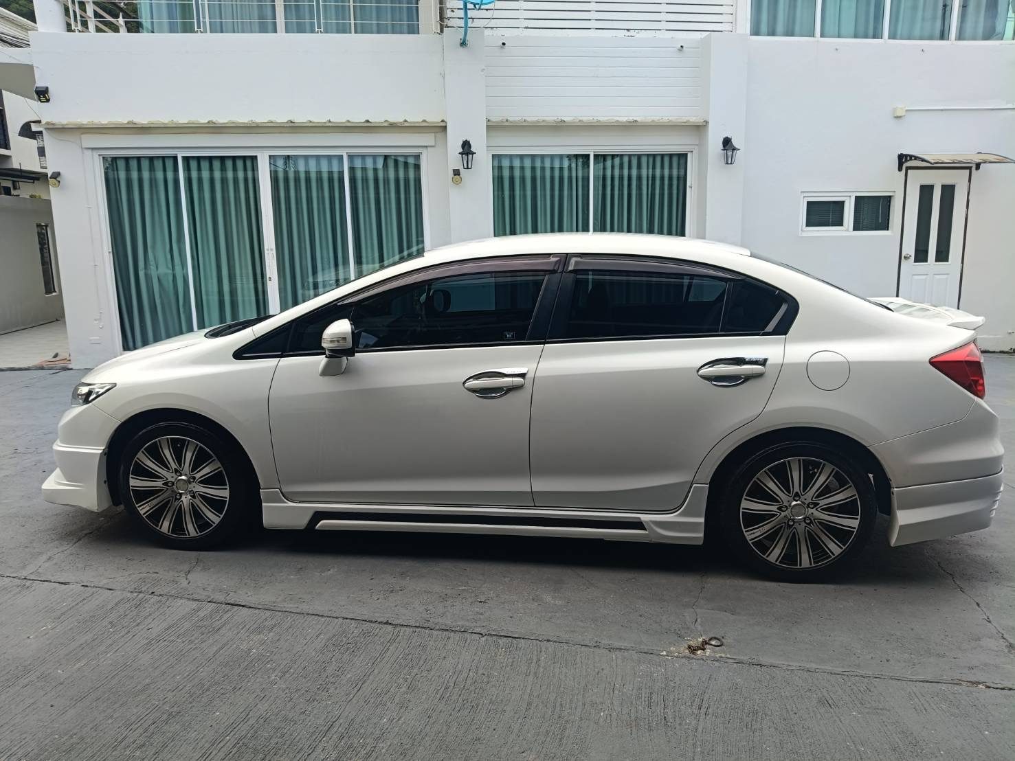 Honda Civic, вид сбоку со спортивным обвесом и литыми дисками