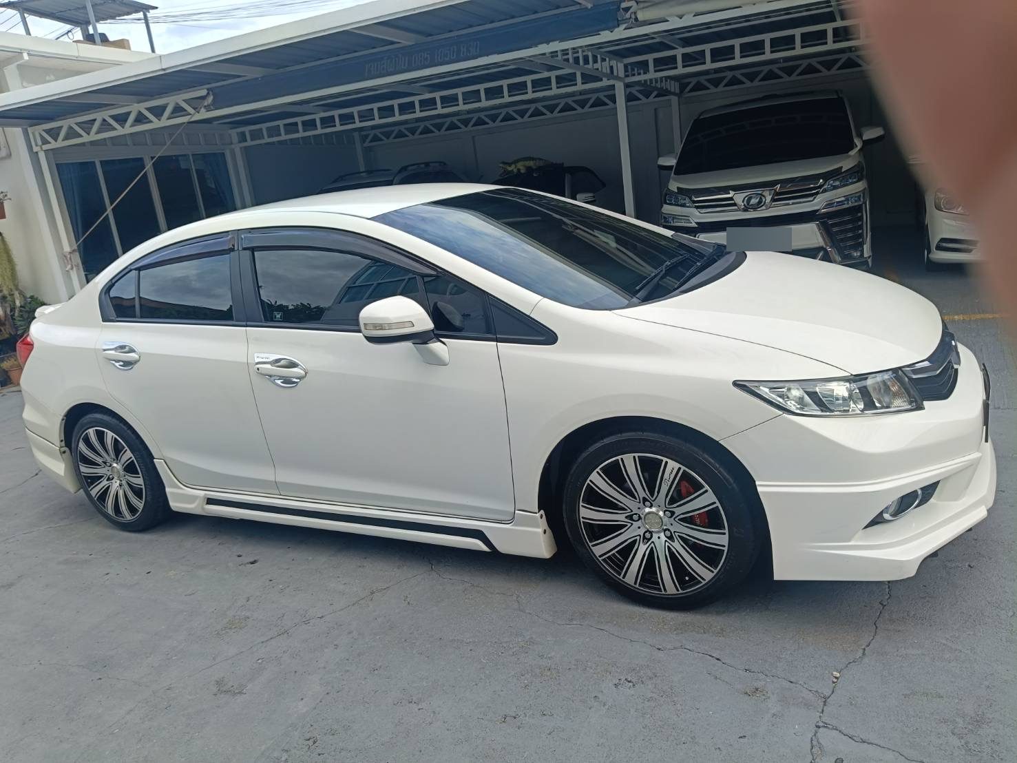 Honda Civic 2015 1.8 i-VTEC седан, белый, вид спереди-сбоку