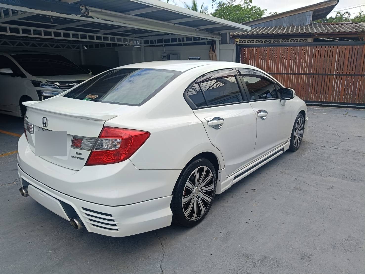 Honda Civic, вид сзади-сбоку со спойлером