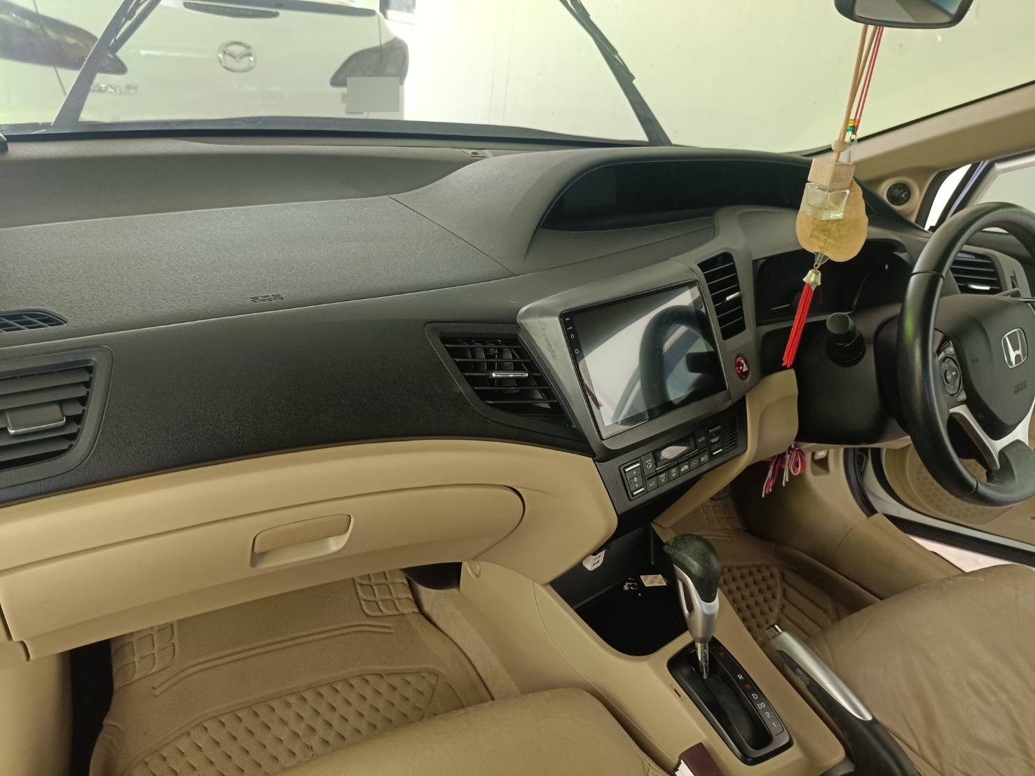 Honda Civic, панель приборов с сенсорным экраном и автоматической коробкой