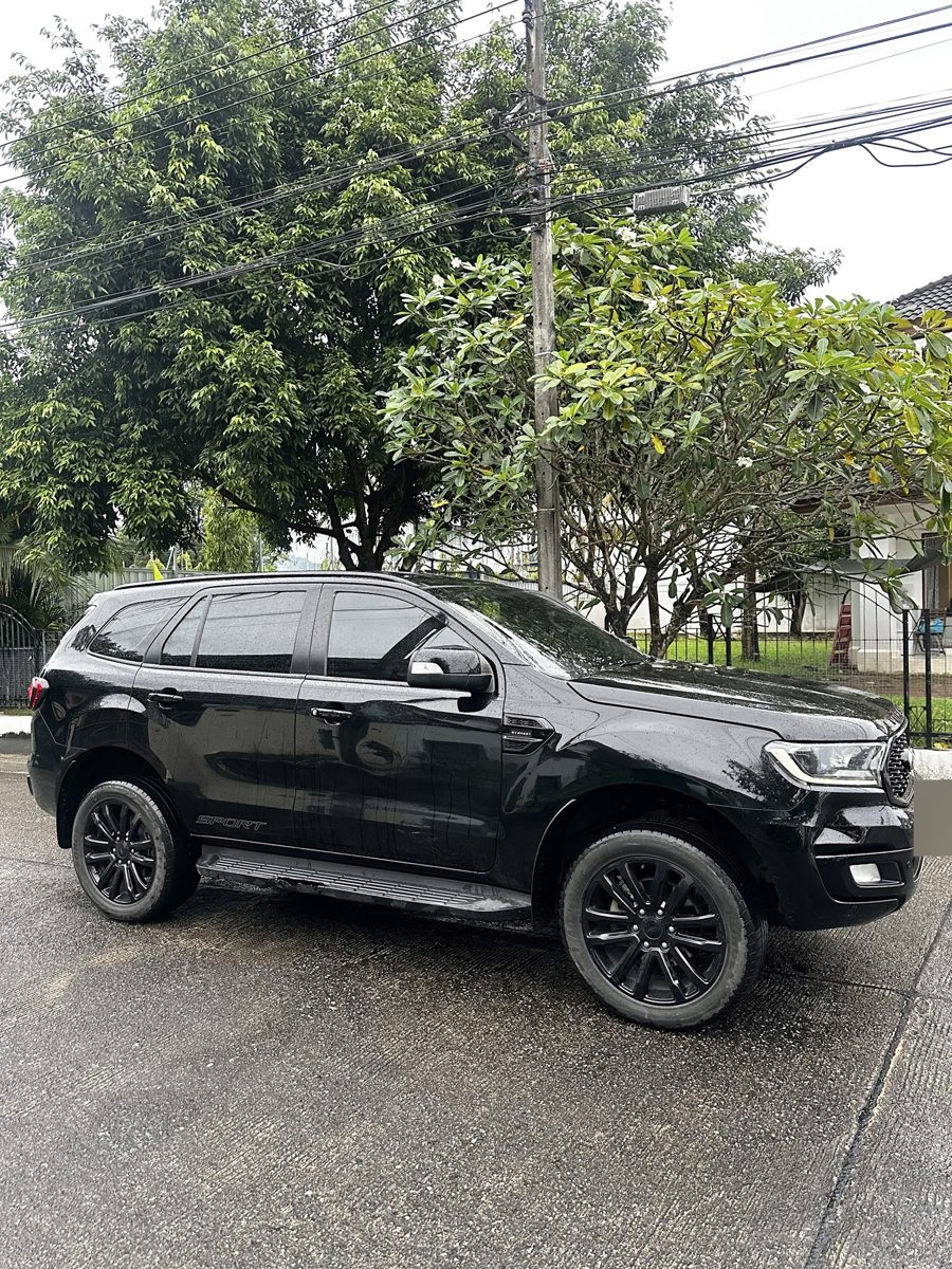 Ford Everest Sport, вид сбоку, чёрные литые диски