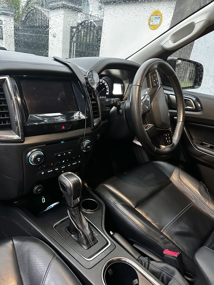 Ford Everest, панель приборов, сенсорный экран и автоматическая коробка