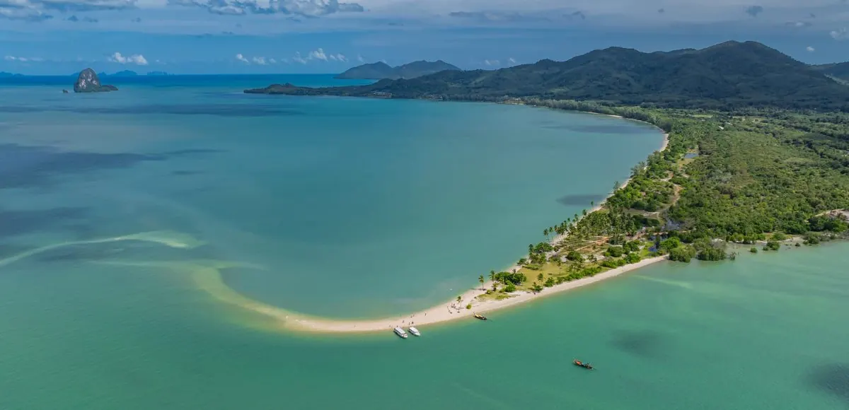The long curve of Laem Had sandbar