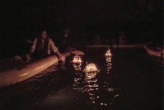 Плавучий кратонг ночью
