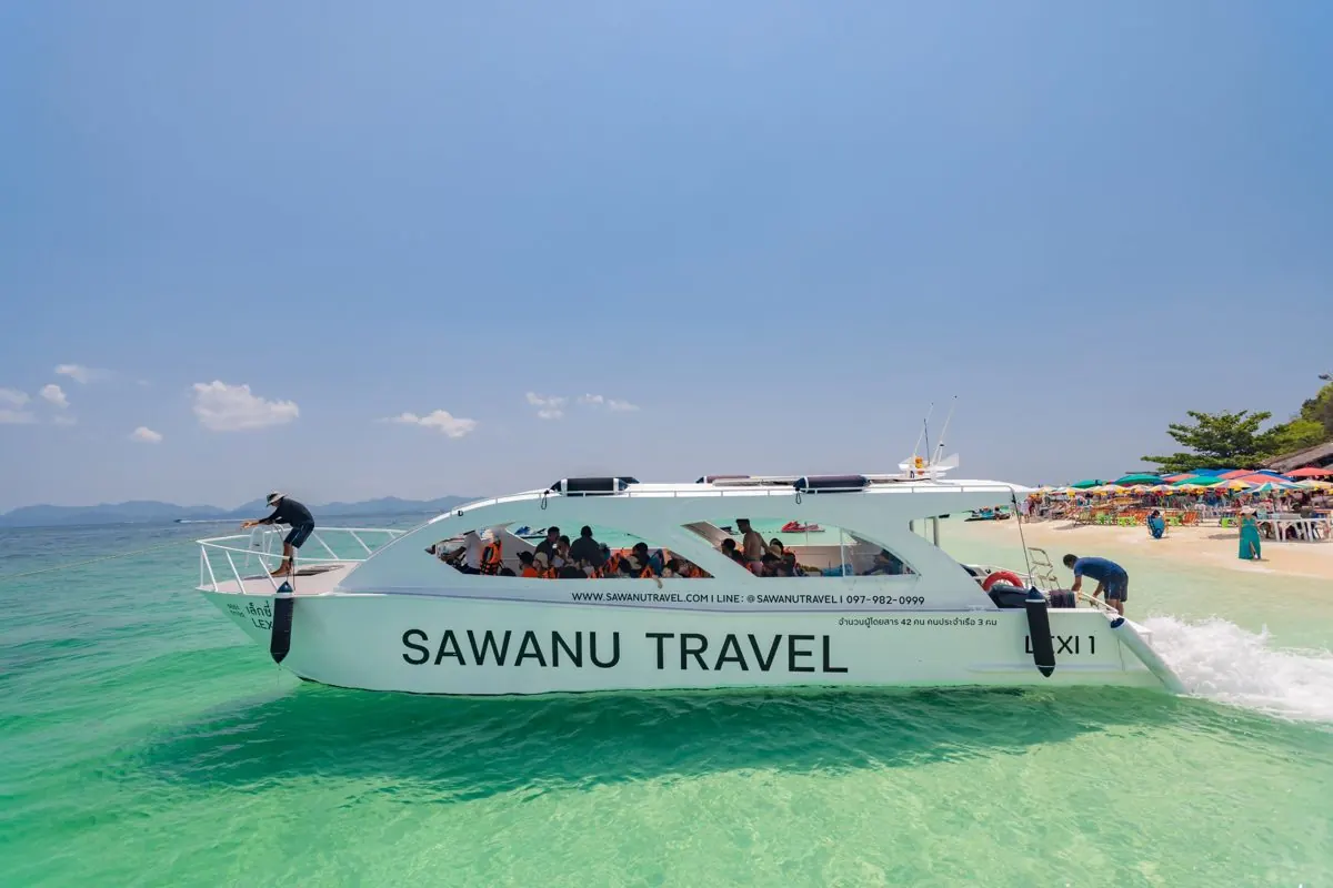 Speedboat arriving at Khai Island