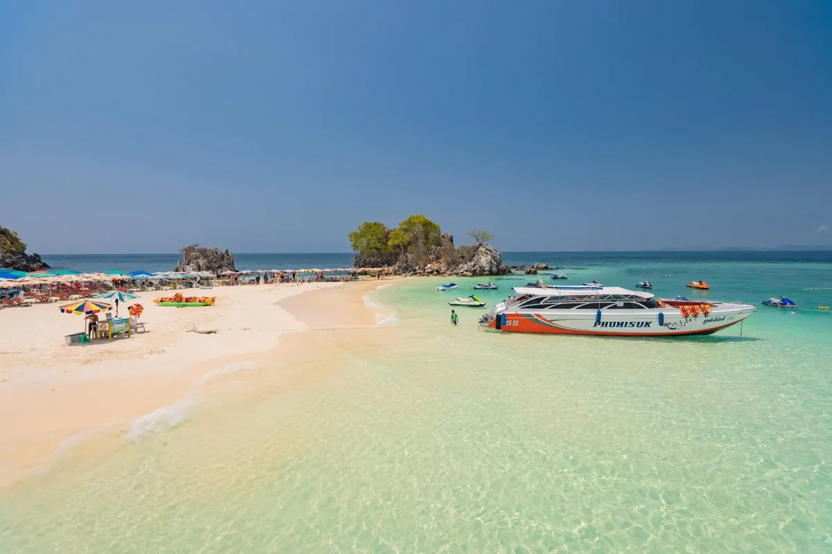 Speedboat at the Khai Nok sandbar