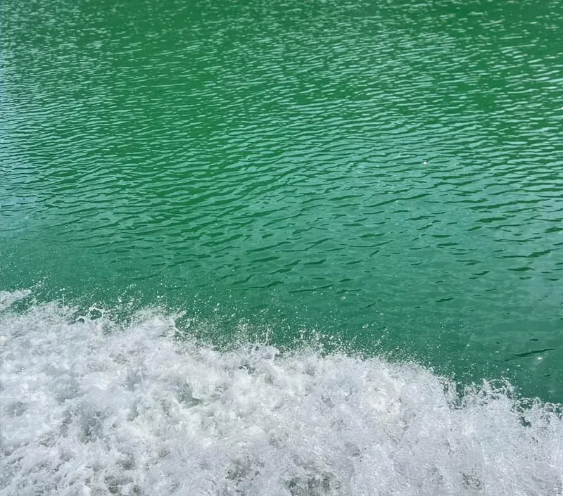 След лодки на зелёной воде залива Панг-Нга
