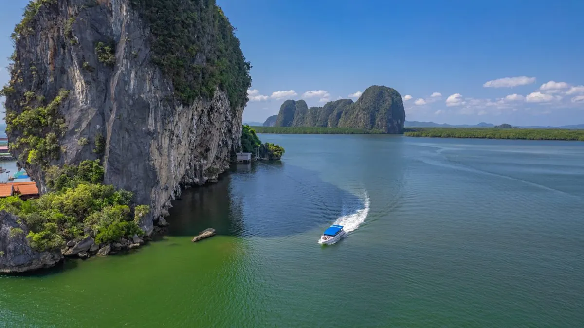 Speedboat in front of Koh Panyi cliffs