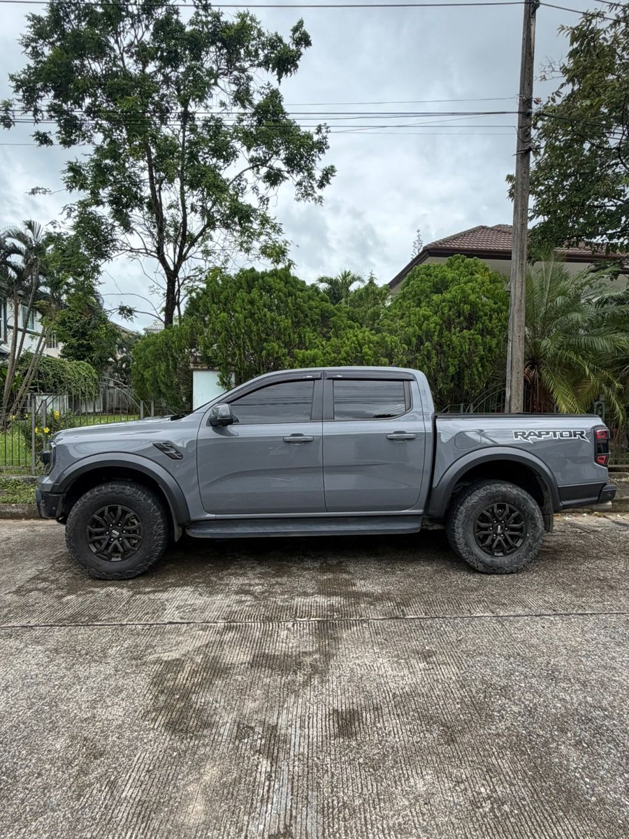 Ford Ranger Raptor сзади с рулонной крышкой
