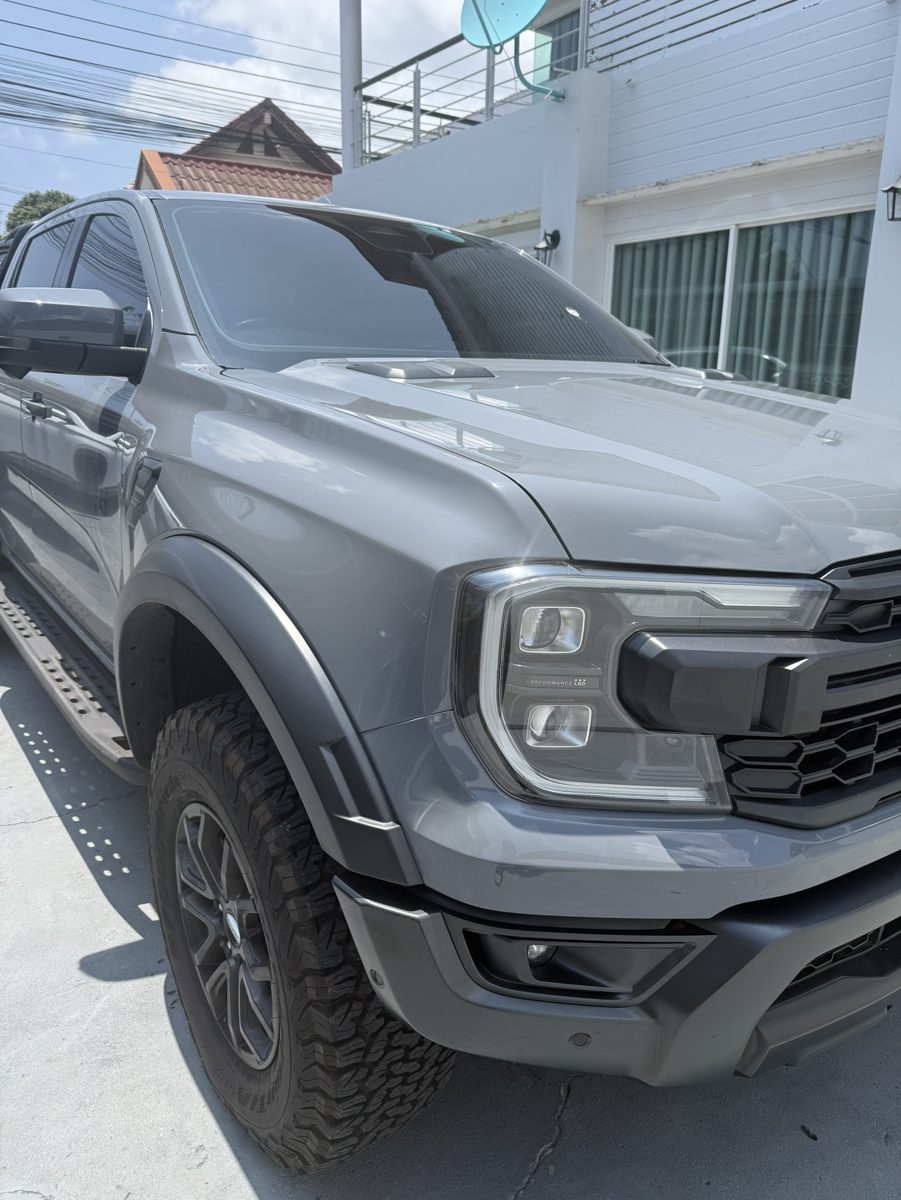 Ford Ranger Raptor 3.0 V6 #2, на бензине, вид спереди-сбоку