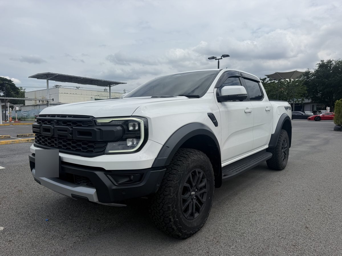 Ford Ranger Raptor белый, вид спереди-сбоку, левая сторона