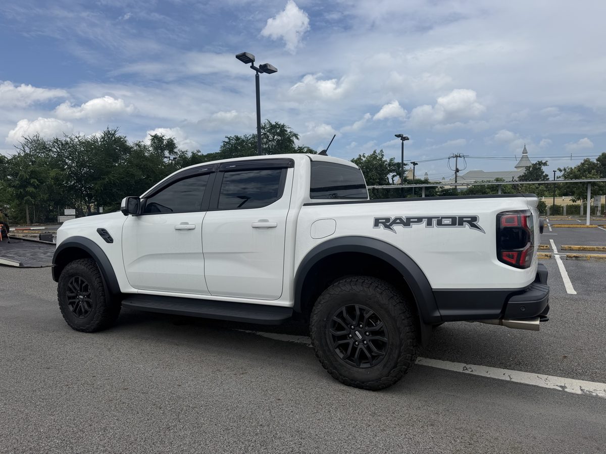 Ford Ranger Raptor белый, вид сзади-слева