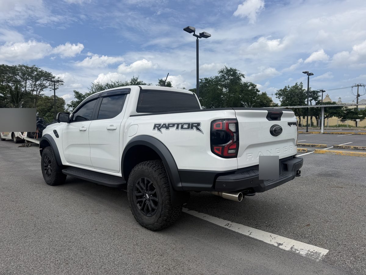 Ford Ranger Raptor белый, вид сзади-сбоку с открытым кузовом