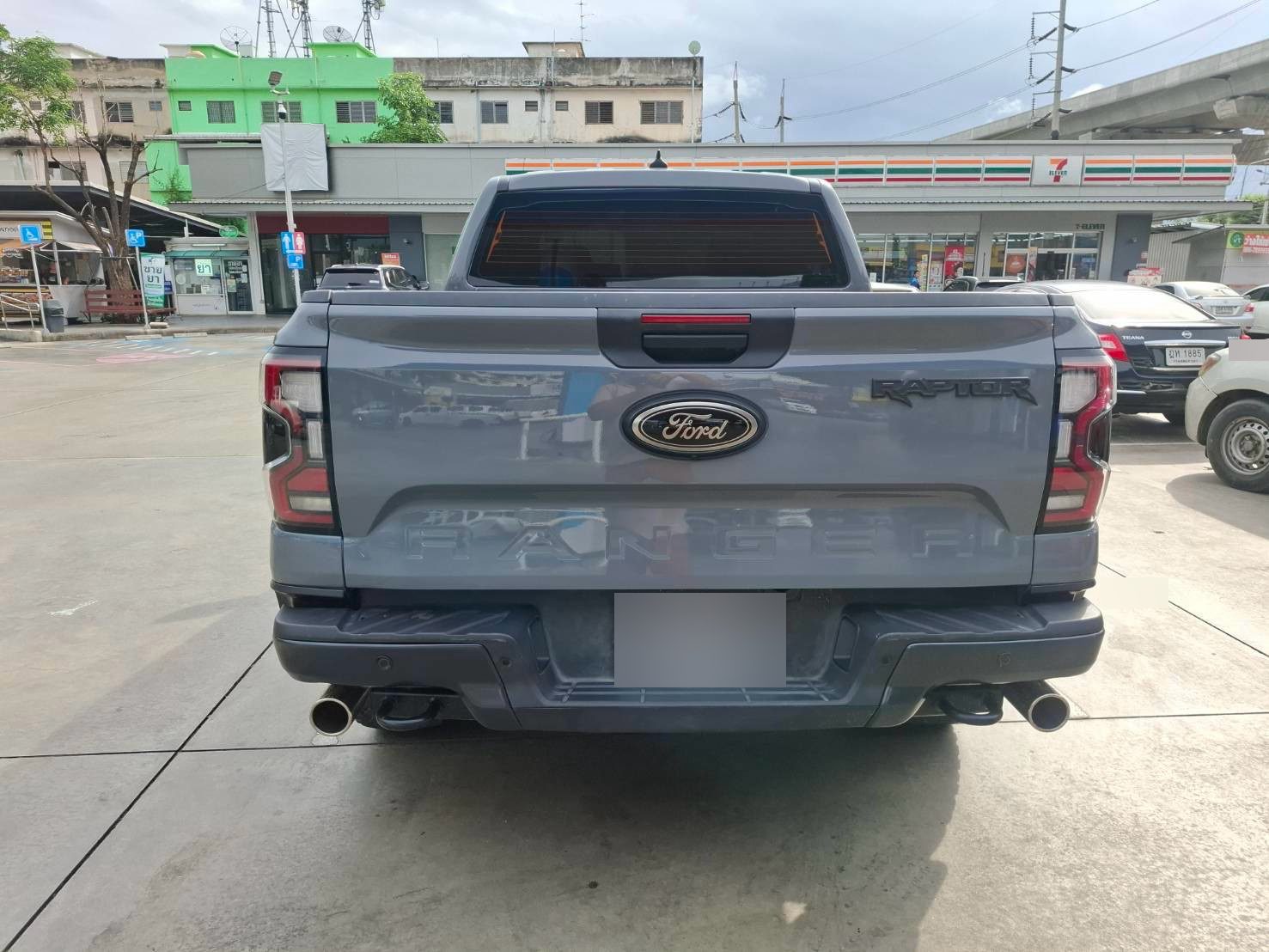 Ford Ranger Raptor серый, вид сзади с крышкой кузова
