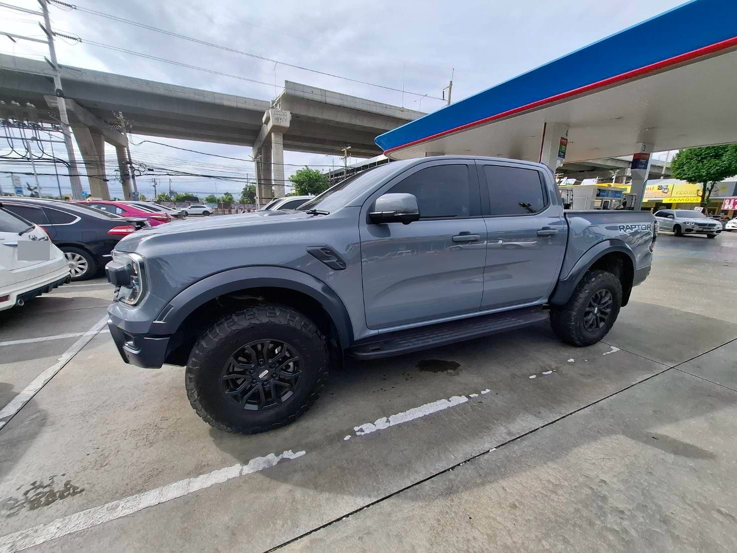 Ford Ranger Raptor серый, вид слева