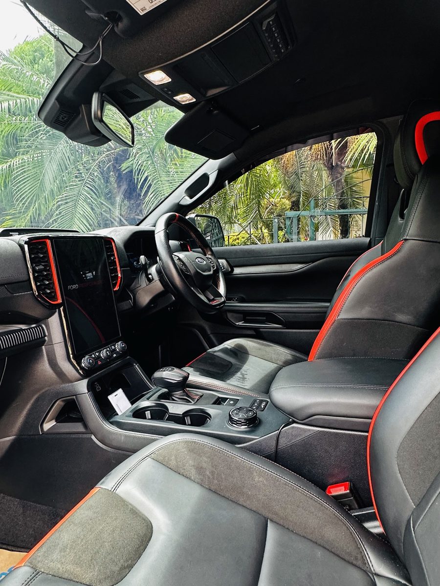 Ford Ranger Raptor, салон, чёрные и красные спортивные сидения
