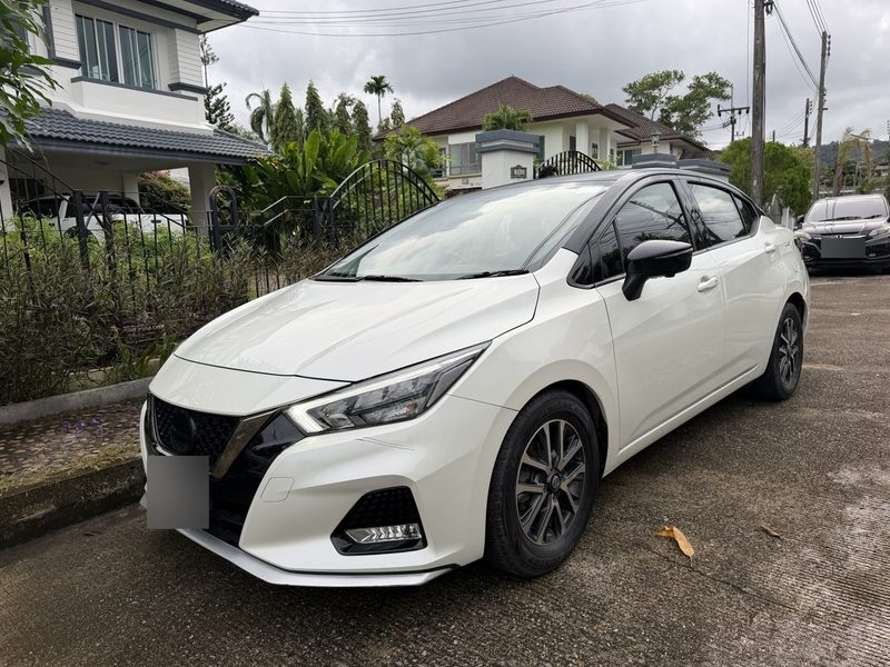 Nissan Almera 2021 VL Sportech, белый с чёрной крышей, вид спереди-сбоку