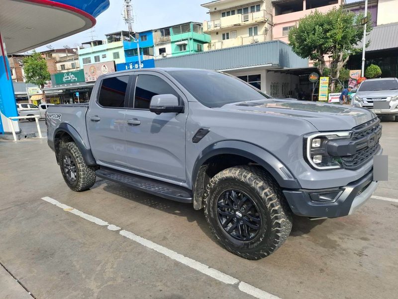 Ford Ranger Raptor 3.0 V6 на бензине, серый, вид спереди-сбоку