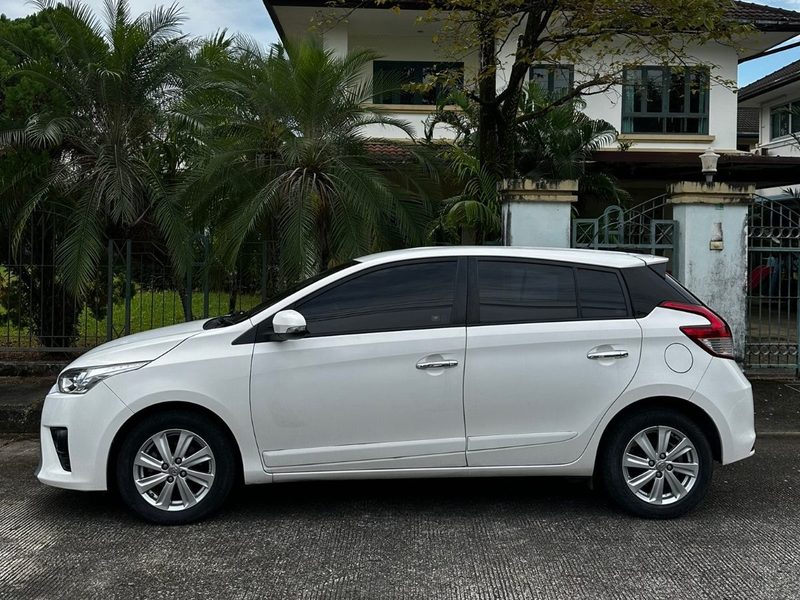 Toyota Yaris 2015, вид сбоку