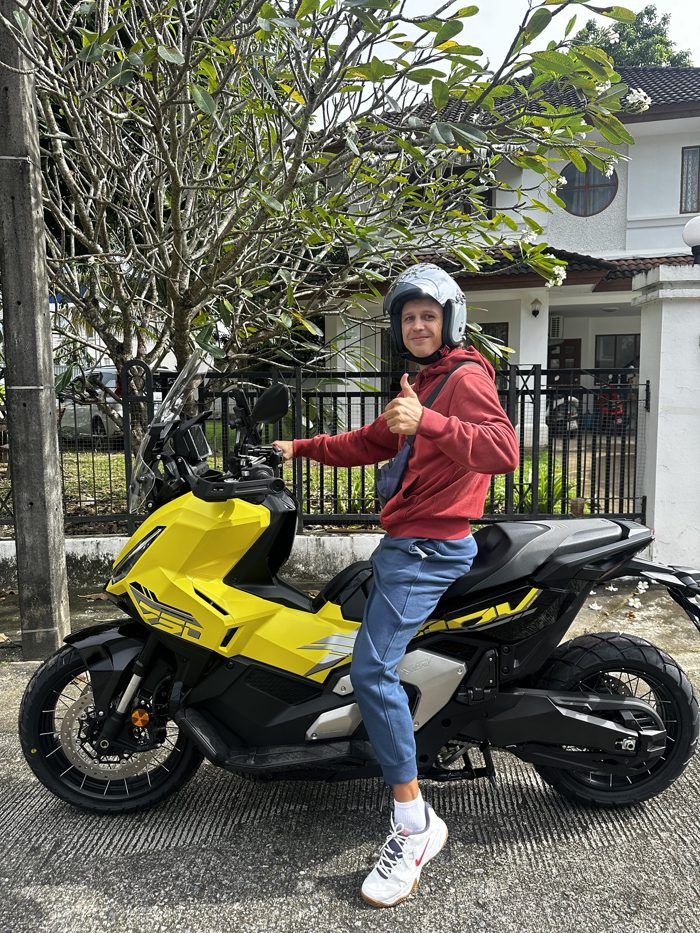 Счастливый клиент на жёлтом X-ADV 750 — Island Rides Phuket
