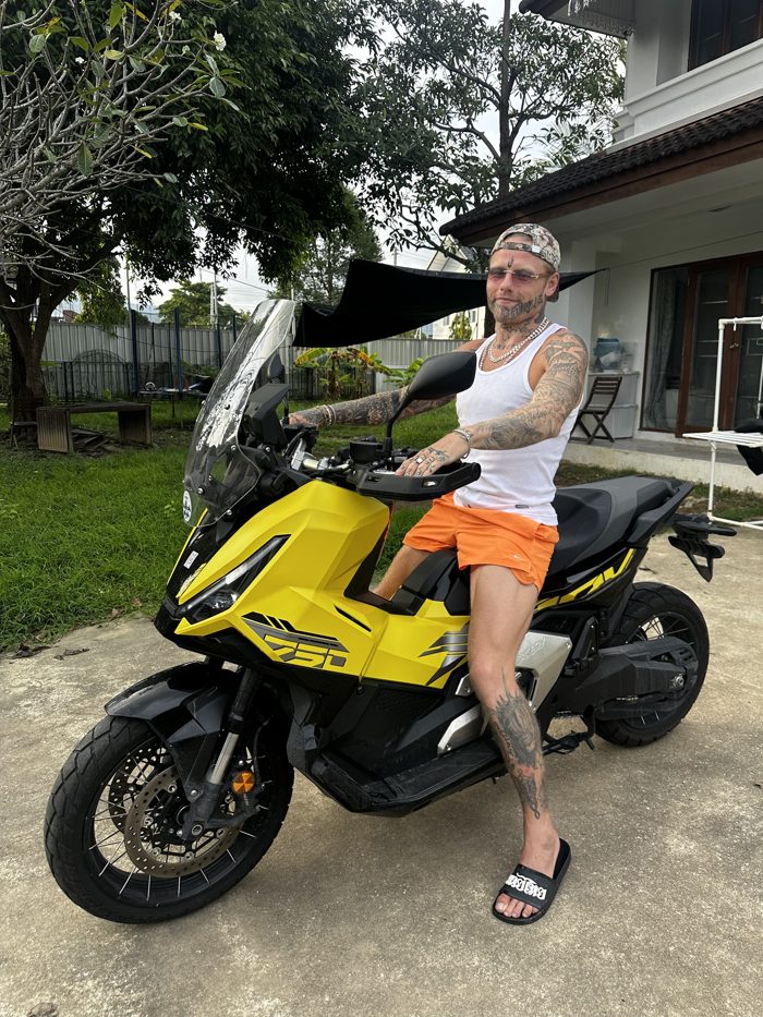 Клиент на жёлтом X-ADV 750 — Island Rides Phuket