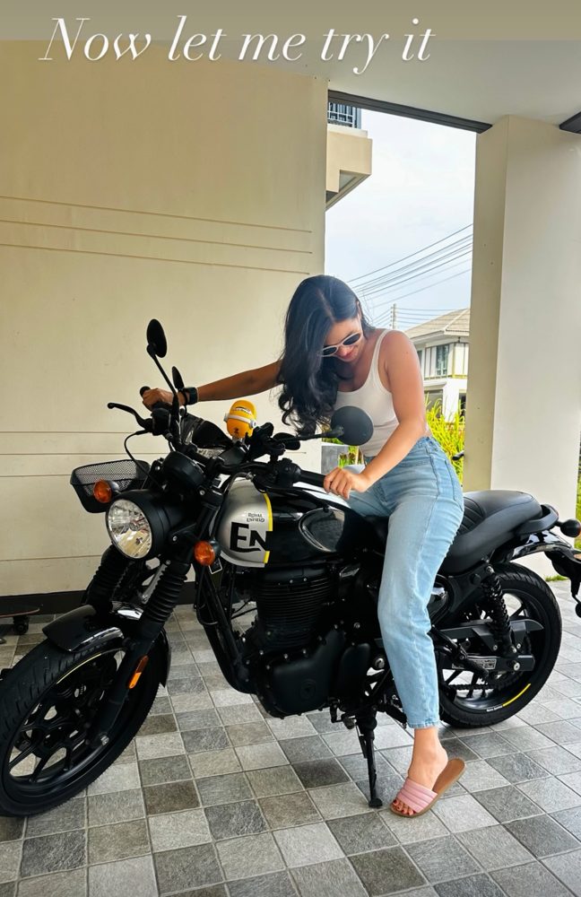 Клиент пробует Royal Enfield — Island Rides Phuket