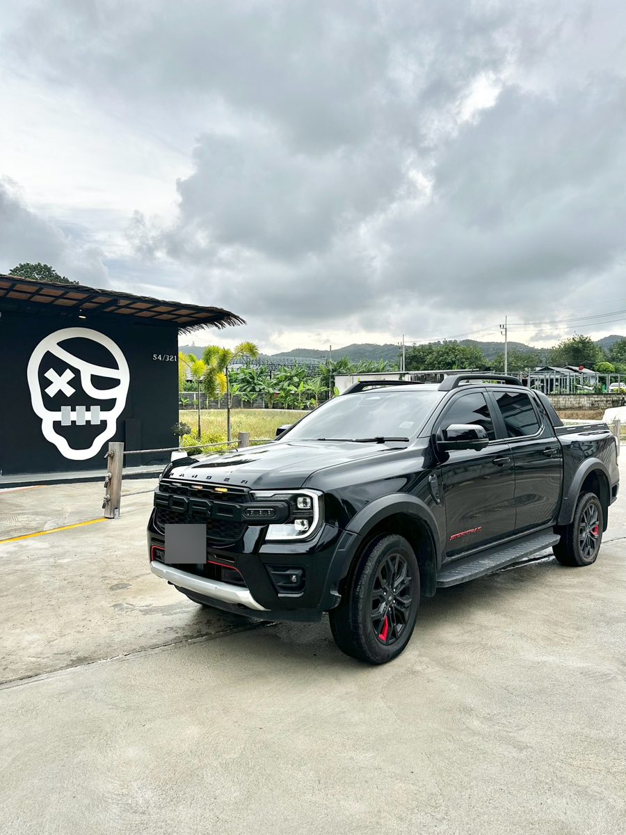 Ford Ranger Stormtrak, вид спереди-сбоку, красные тормозные суппорты