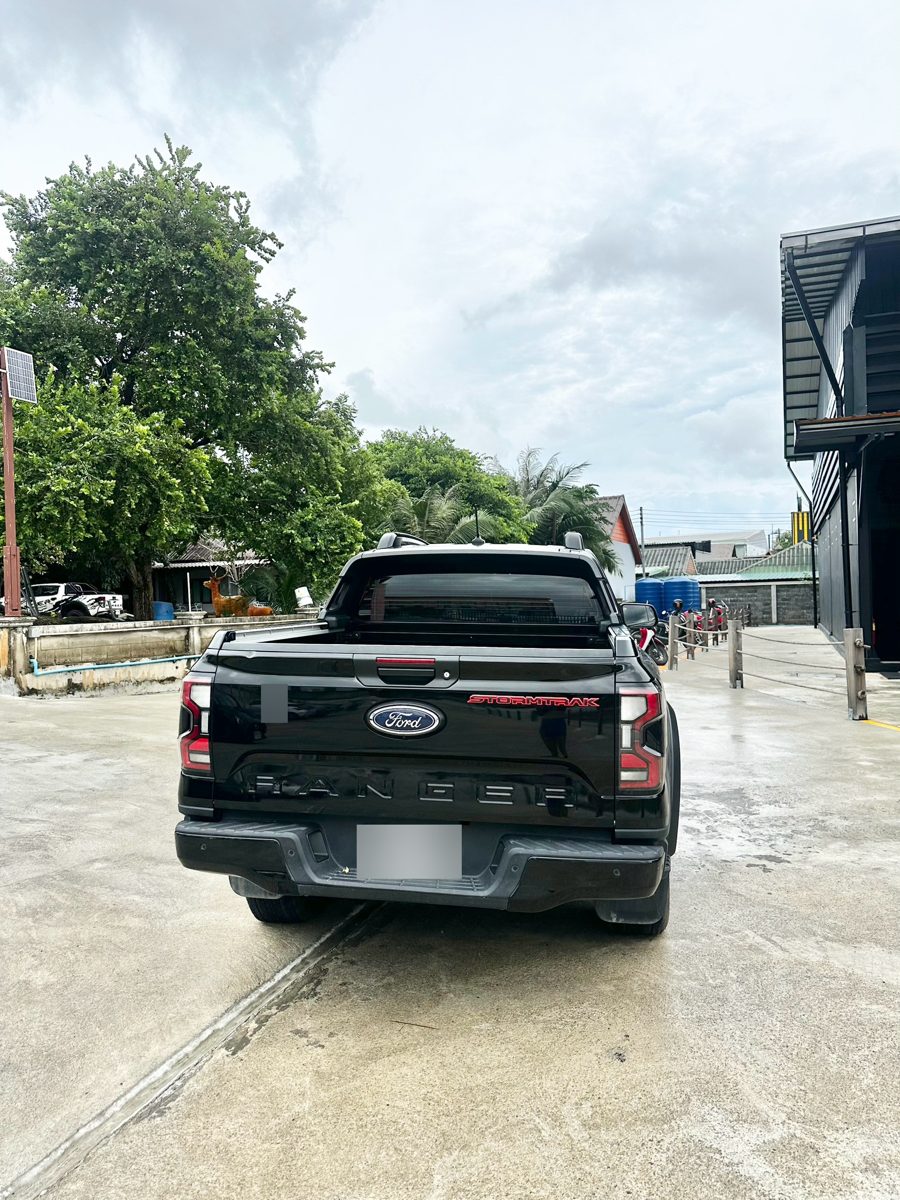 Ford Ranger Stormtrak, вид сзади с рулонной крышкой кузова