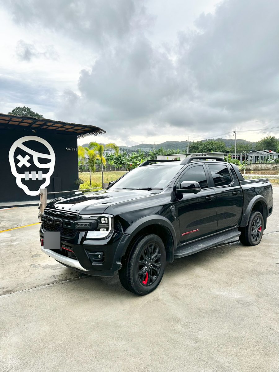Ford Ranger Stormtrak, чёрный, вид спереди-сбоку