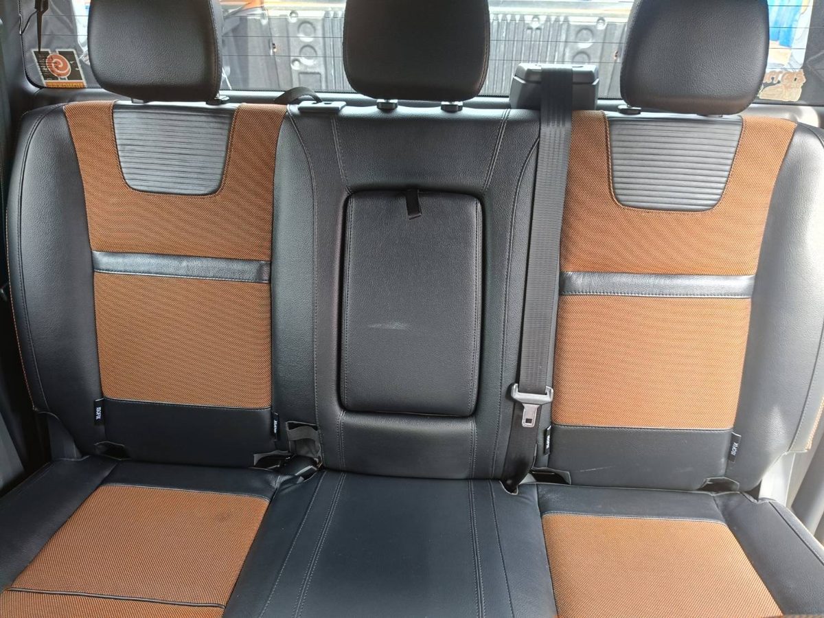 Ford Ranger Wildtrak, заднее сидение с подлокотником