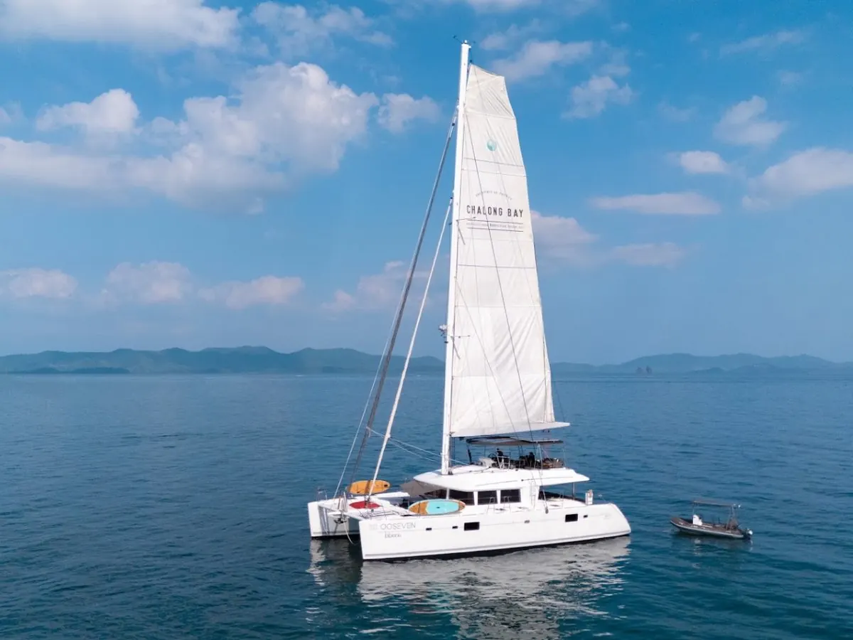 OO7 sailing catamaran (lagoon 56)