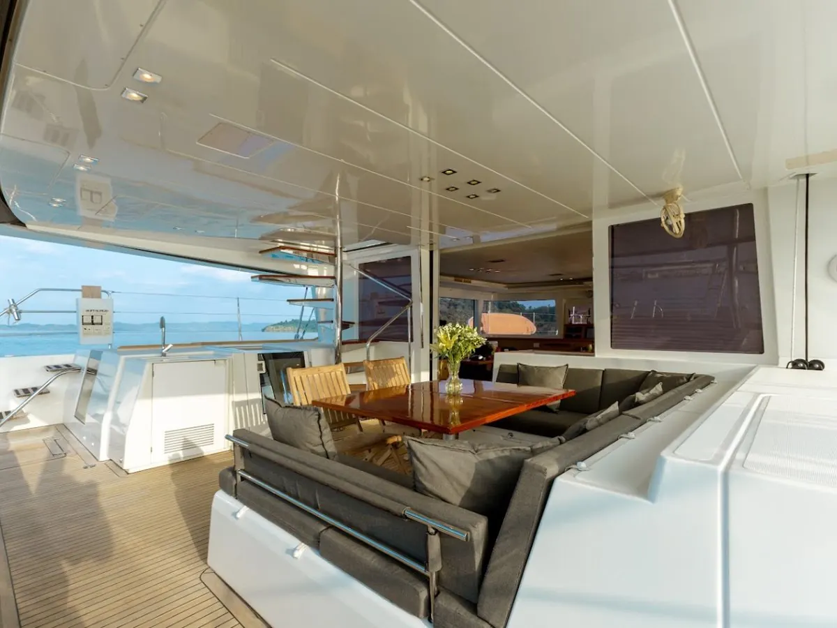 OO7 sailing catamaran (lagoon 56), photo 2