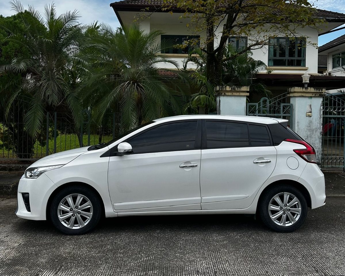 Toyota Yaris 2015, вид сбоку