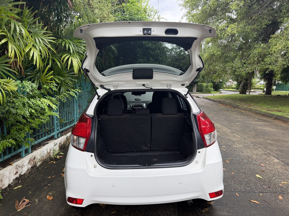Toyota Yaris 2015, сзади с открытым багажником