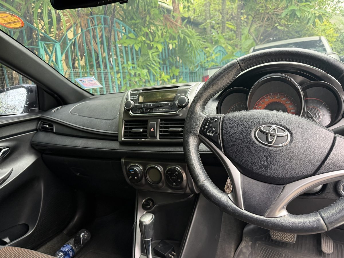 Toyota Yaris 2015, приборная панель и руль, автомат
