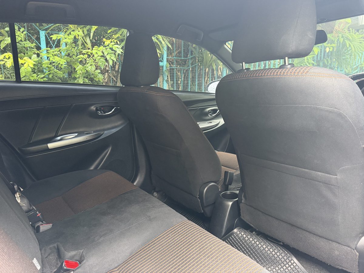 Toyota Yaris 2015, задние сиденья